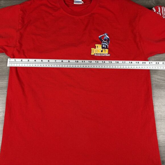 TIM DUNCAN Character Award Winner T-Shirt Mens Size Large San Antonio Spurs Red - Picture 7 of 11